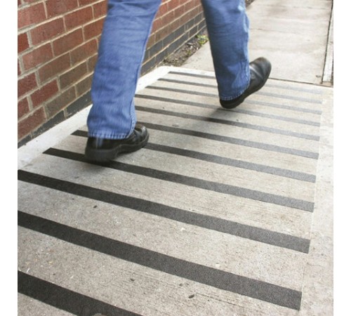 Клейкая ПРОТИВОСКОЛЬЗЯЩАЯ зернистая лента 50 мм х 20 м, ЧЕРНАЯ, основа ПВХ, BRAUBERG, 606774