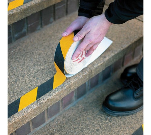 Клейкая ПРОТИВОСКОЛЬЗЯЩАЯ зернистая лента 50 мм х 20 м, ЧЕРНО-ЖЕЛТАЯ, основа ПВХ, BRAUBERG, 606775