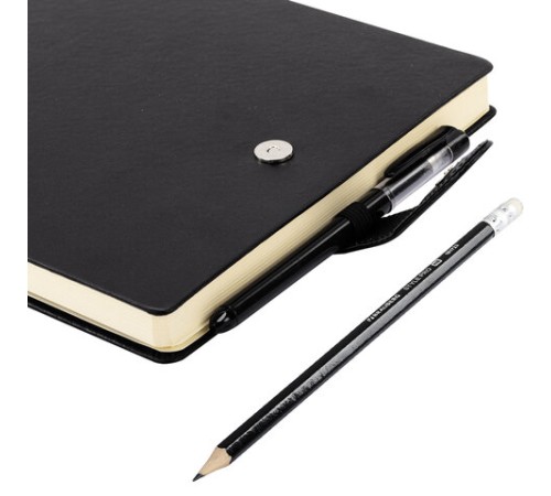 Скетчбук, слоновая кость 140 г/м2, 200х200 мм, 80 л., КОЖЗАМ, застежка, BRAUBERG ART CLASSIC, черный, 116462