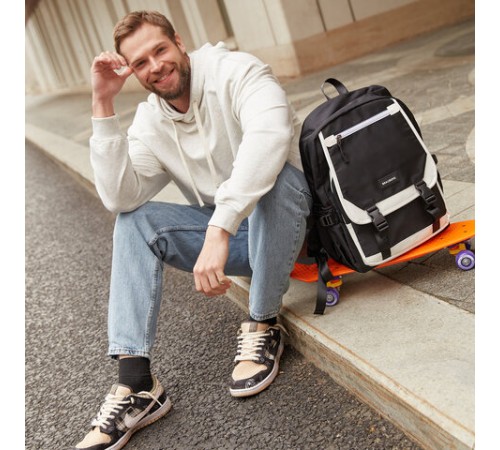 Рюкзак BRAUBERG FUSION универсальный, USB-порт, черный с белыми вставками, 45х31х15 см, 271657