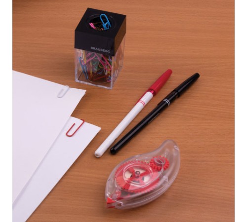 Скрепочница магнитная BRAUBERG со 100 цветными скрепками 28 мм, прозрачный корпус, 228401